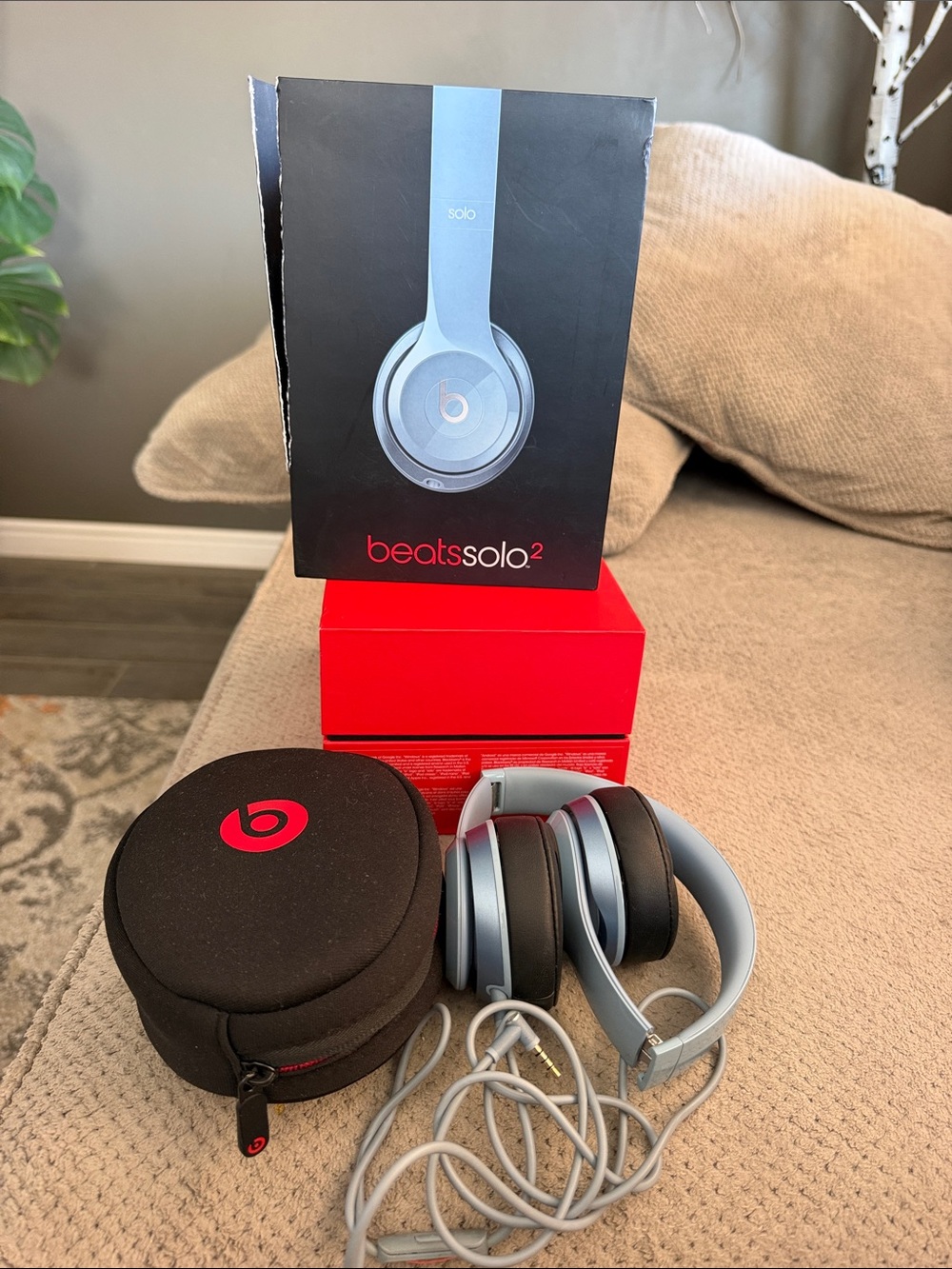 Beats by Dre Solo2 On-Ear Headphones in Light Blue with Carry Case